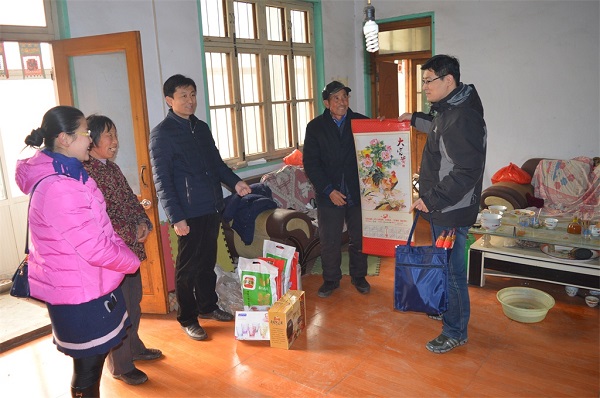 团市委到桃墟镇开展结亲连心走访.JPG